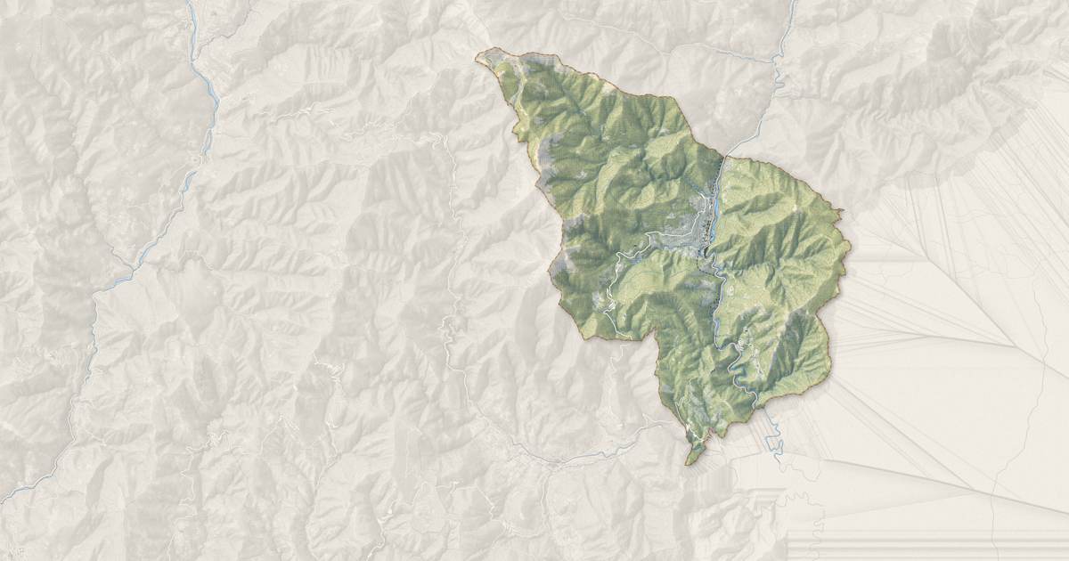 Portrait cartographique de Breil-sur-Roya : relief, eau, forêts, bâti et voies, calculés à partir des données de l'IGN