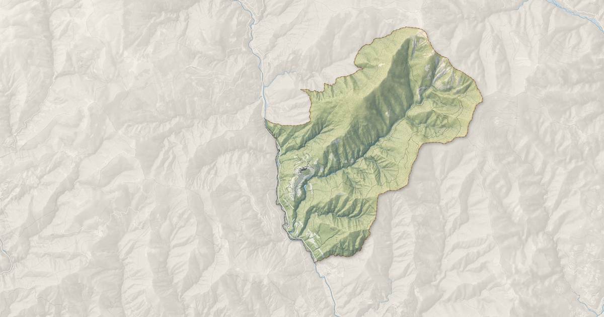 Portrait cartographique de Clans : relief, eau, forêts, bâti et voies, calculés à partir des données de l'IGN