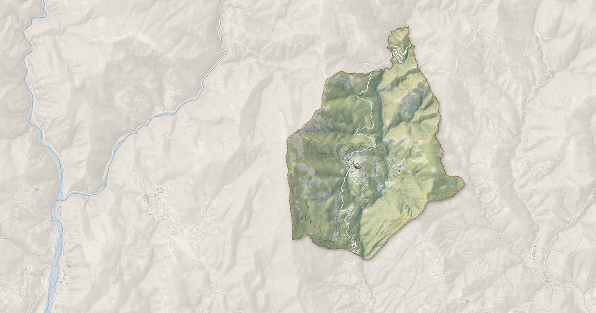Portrait cartographique de Coaraze : relief, eau, forêts, bâti et voies, calculés à partir des données de l'IGN