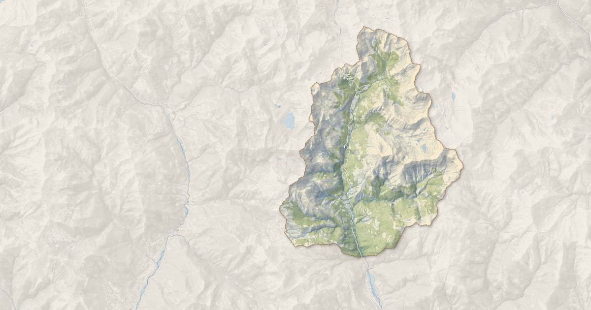 Portrait cartographique de Entraunes : relief, eau, forêts, bâti et voies, calculés à partir des données de l'IGN