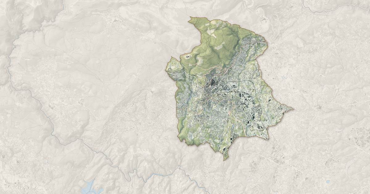 Portrait cartographique de Grasse : relief, eau, forêts, bâti et voies, calculés à partir des données de l'IGN