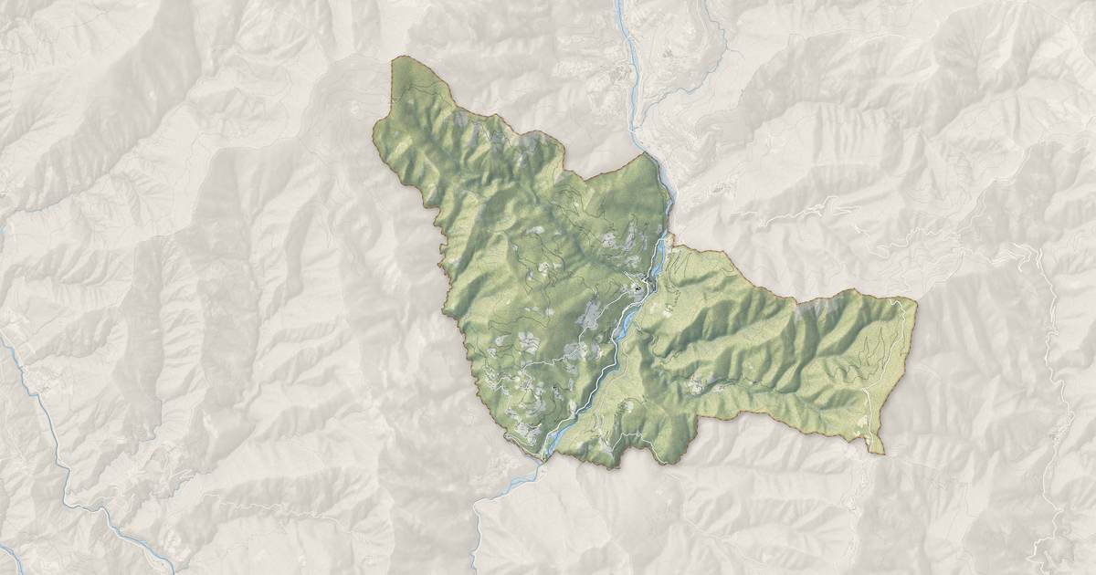 Portrait cartographique de Lantosque : relief, eau, forêts, bâti et voies, calculés à partir des données de l'IGN