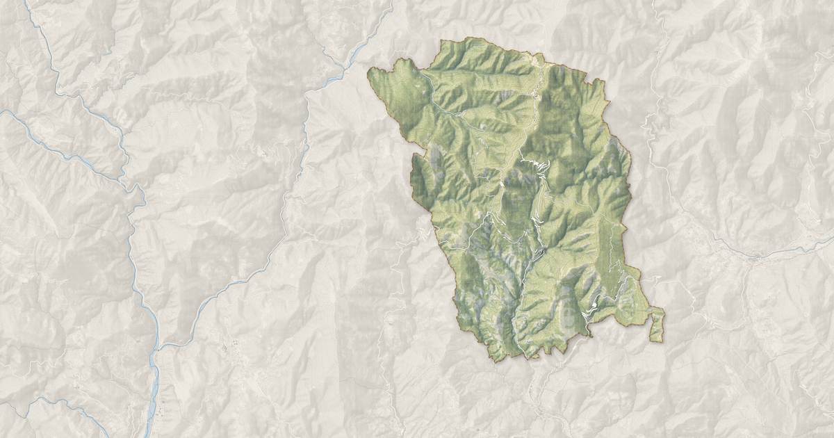 Portrait cartographique de Lucéram : relief, eau, forêts, bâti et voies, calculés à partir des données de l'IGN
