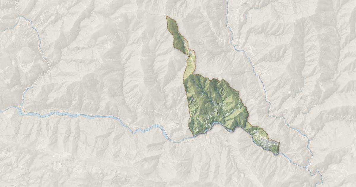 Portrait cartographique de Massoins : relief, eau, forêts, bâti et voies, calculés à partir des données de l'IGN
