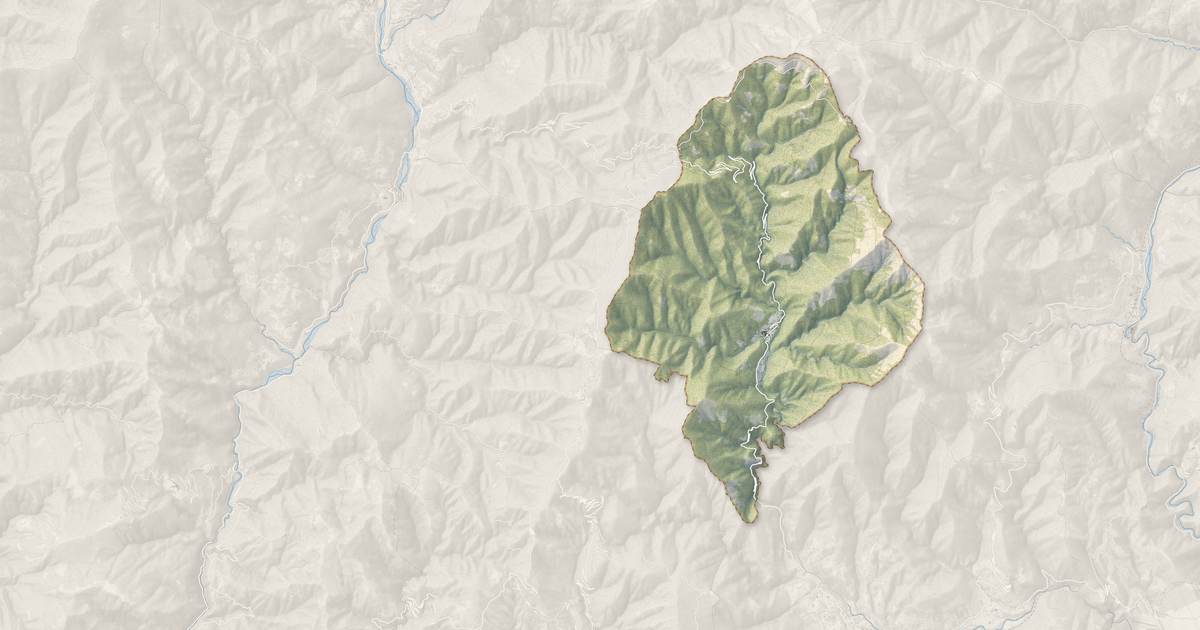 Portrait cartographique de Moulinet : relief, eau, forêts, bâti et voies, calculés à partir des données de l'IGN