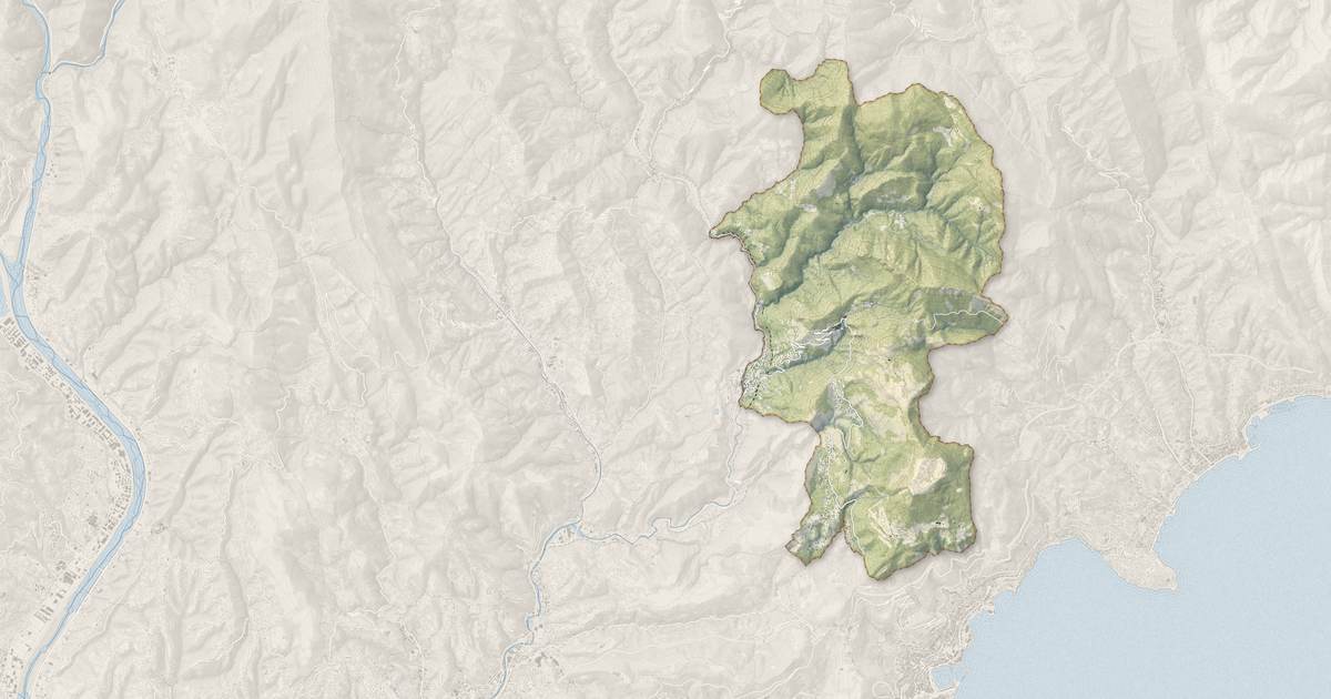 Portrait cartographique de Peille : relief, eau, forêts, bâti et voies, calculés à partir des données de l'IGN