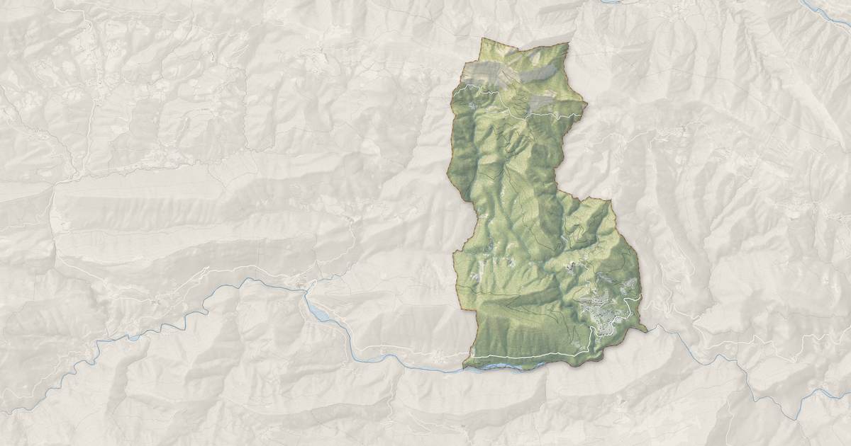 Portrait cartographique de Pierrefeu : relief, eau, forêts, bâti et voies, calculés à partir des données de l'IGN
