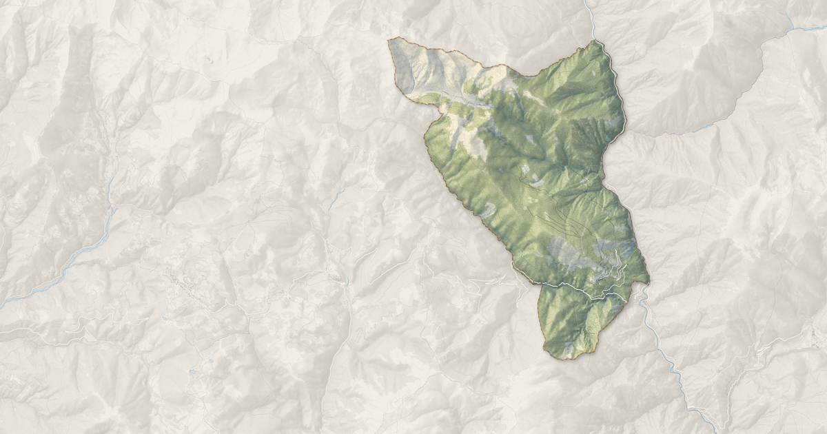 Portrait cartographique de Roure : relief, eau, forêts, bâti et voies, calculés à partir des données de l'IGN