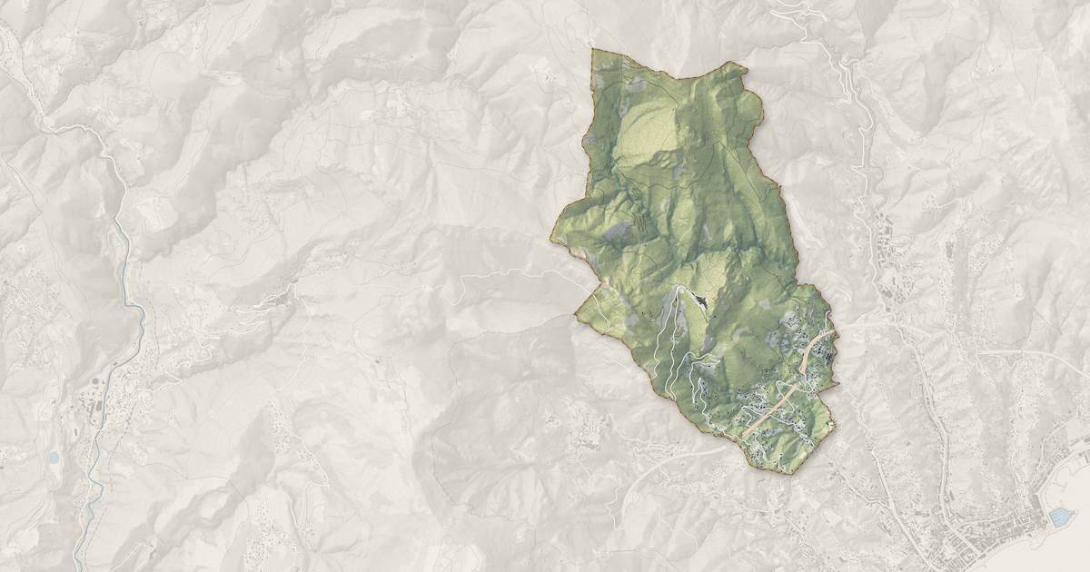 Portrait cartographique de Sainte-Agnès : relief, eau, forêts, bâti et voies, calculés à partir des données de l'IGN