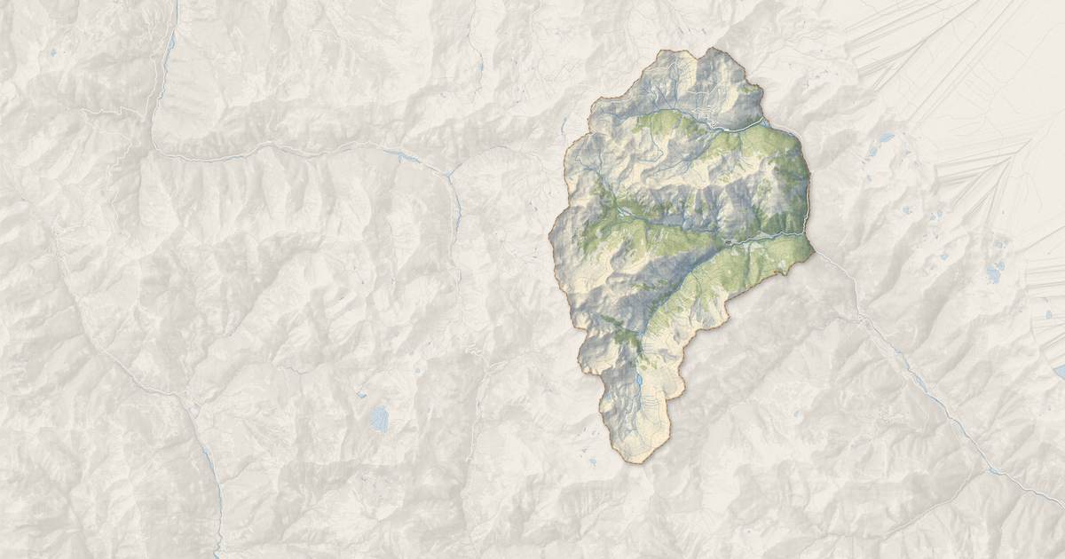 Portrait cartographique de Saint-Dalmas-le-Selvage : relief, eau, forêts, bâti et voies, calculés à partir des données de l'IGN