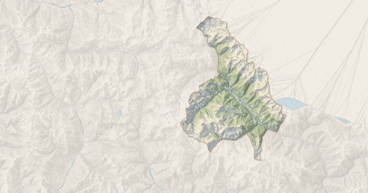 Portrait cartographique de Saint-Étienne-de-Tinée : relief, eau, forêts, bâti et voies, calculés à partir des données de l'IGN