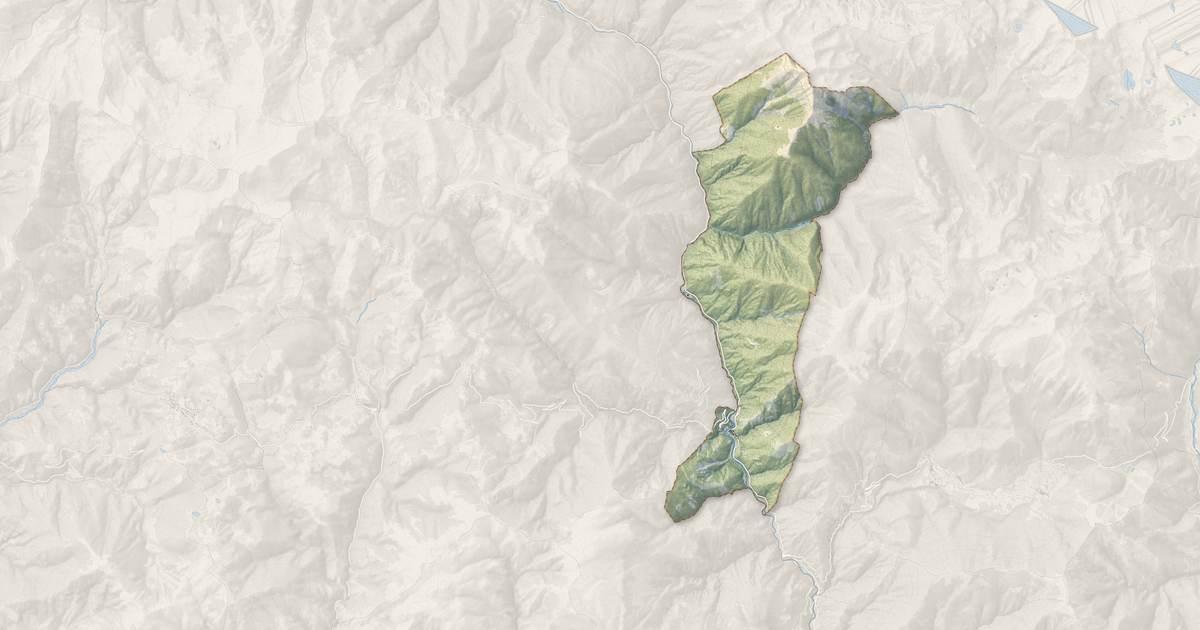 Portrait cartographique de Saint-Sauveur-sur-Tinée : relief, eau, forêts, bâti et voies, calculés à partir des données de l'IGN