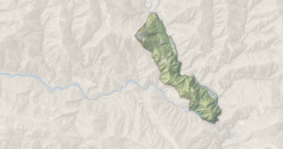 Portrait cartographique de Tournefort : relief, eau, forêts, bâti et voies, calculés à partir des données de l'IGN