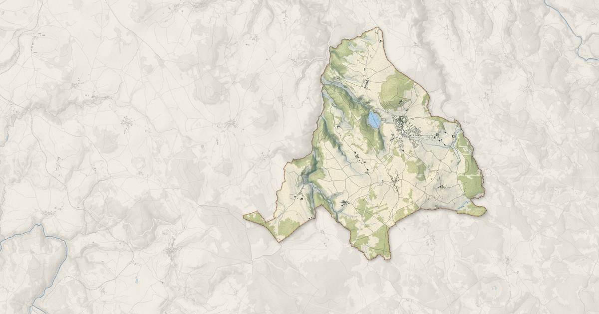 Portrait cartographique de Coucouron : relief, eau, forêts, bâti et voies, calculés à partir des données de l'IGN