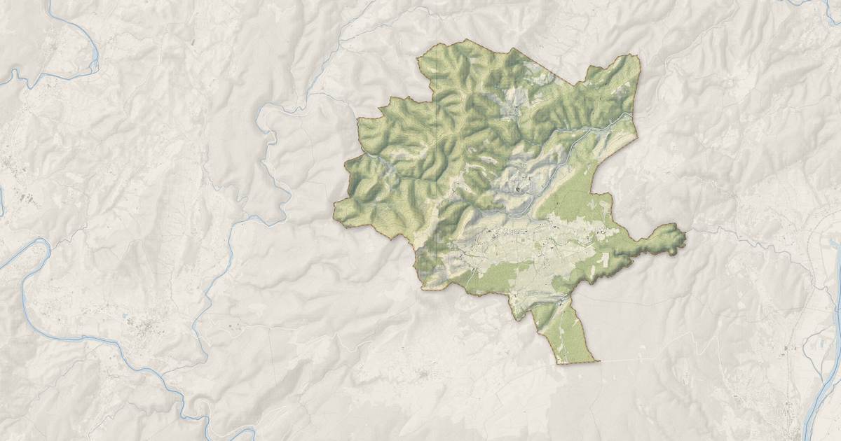 Portrait cartographique de Gras : relief, eau, forêts, bâti et voies, calculés à partir des données de l'IGN