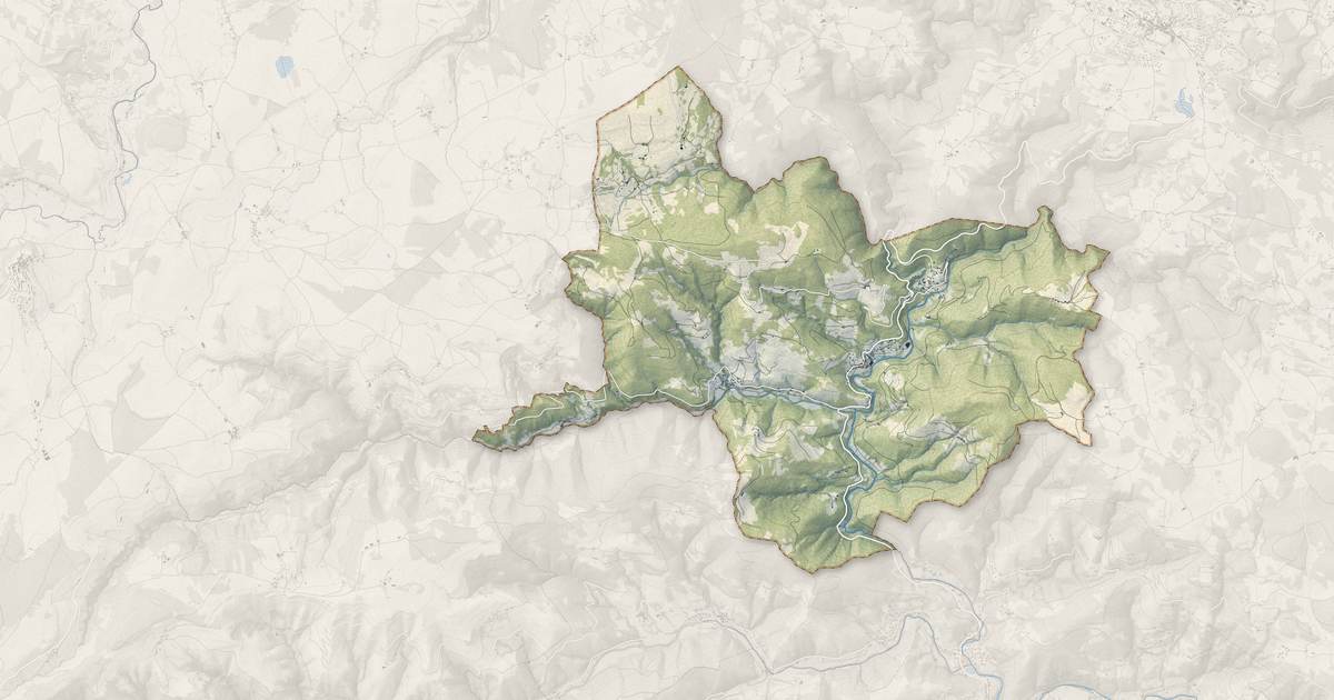 Portrait cartographique de Saint-Julien-d'Intres : relief, eau, forêts, bâti et voies, calculés à partir des données de l'IGN