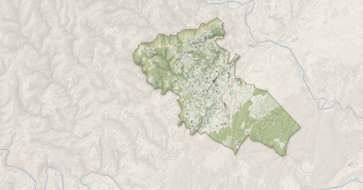 Portrait cartographique de Lablachère : relief, eau, forêts, bâti et voies, calculés à partir des données de l'IGN