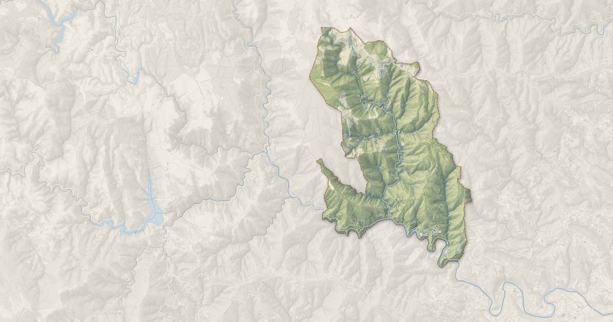 Portrait cartographique de Malarce-sur-la-Thines : relief, eau, forêts, bâti et voies, calculés à partir des données de l'IGN