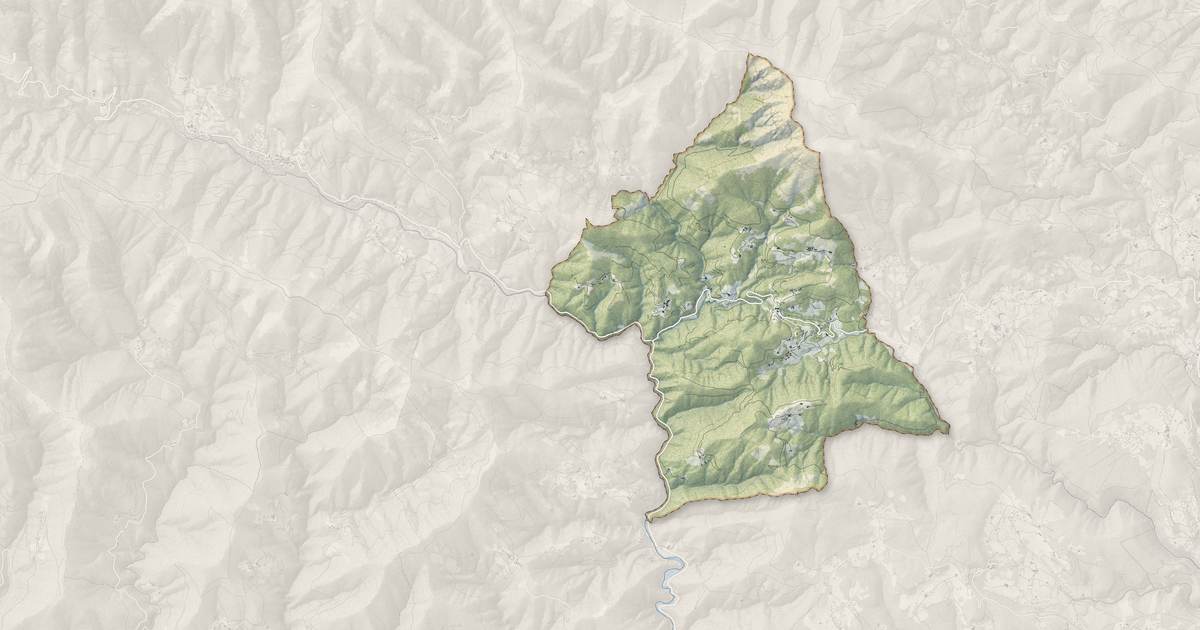 Portrait cartographique de Rocles : relief, eau, forêts, bâti et voies, calculés à partir des données de l'IGN