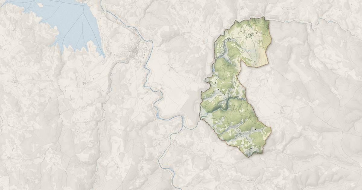 Portrait cartographique de Saint-Alban-en-Montagne : relief, eau, forêts, bâti et voies, calculés à partir des données de l'IGN