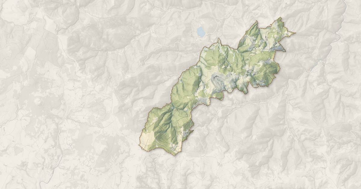 Portrait cartographique de Saint-Andéol-de-Fourchades : relief, eau, forêts, bâti et voies, calculés à partir des données de l'IGN