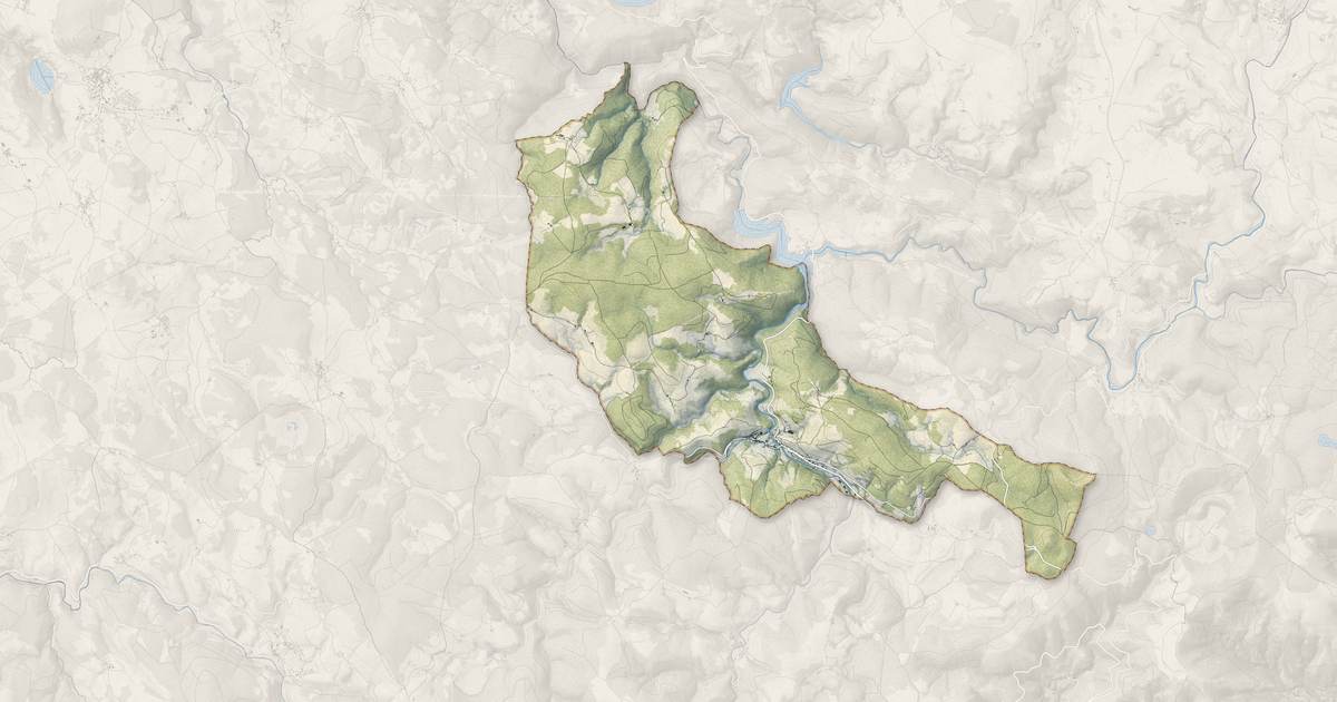Portrait cartographique de Saint-Cirgues-en-Montagne : relief, eau, forêts, bâti et voies, calculés à partir des données de l'IGN