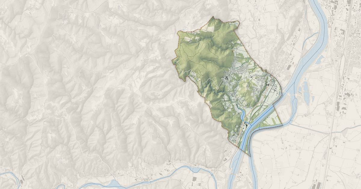 Portrait cartographique de Saint-Georges-les-Bains : relief, eau, forêts, bâti et voies, calculés à partir des données de l'IGN