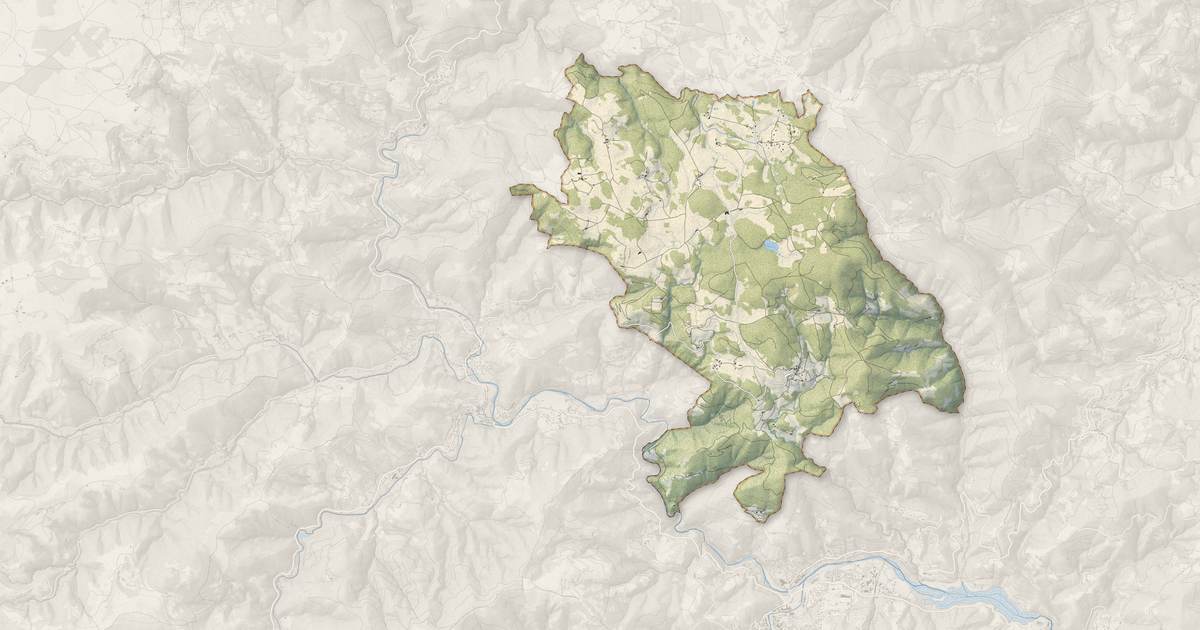 Portrait cartographique de Saint-Jean-Roure : relief, eau, forêts, bâti et voies, calculés à partir des données de l'IGN