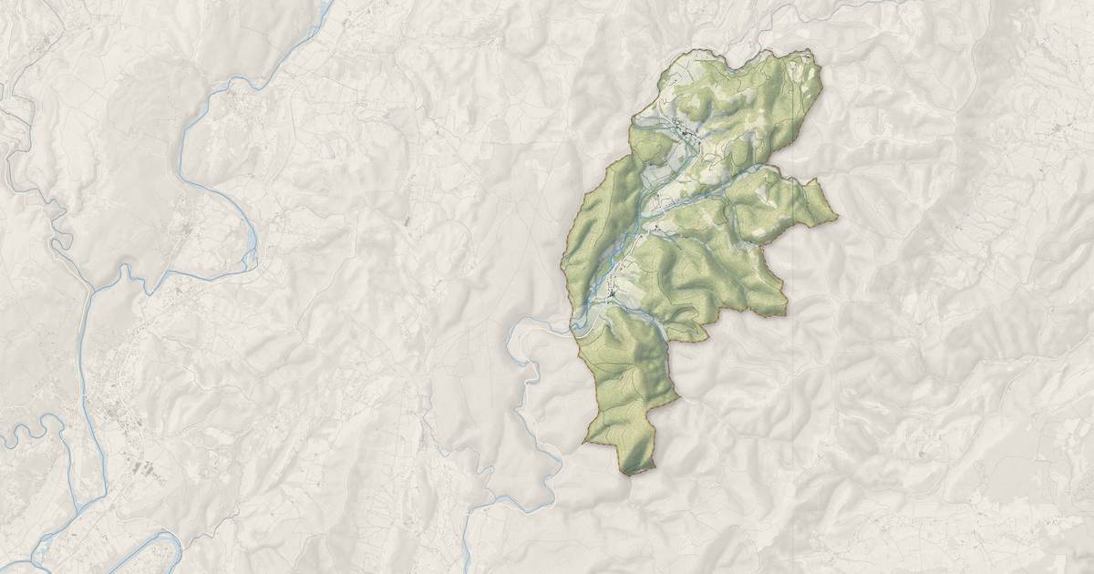 Portrait cartographique de Saint-Maurice-d'Ibie : relief, eau, forêts, bâti et voies, calculés à partir des données de l'IGN