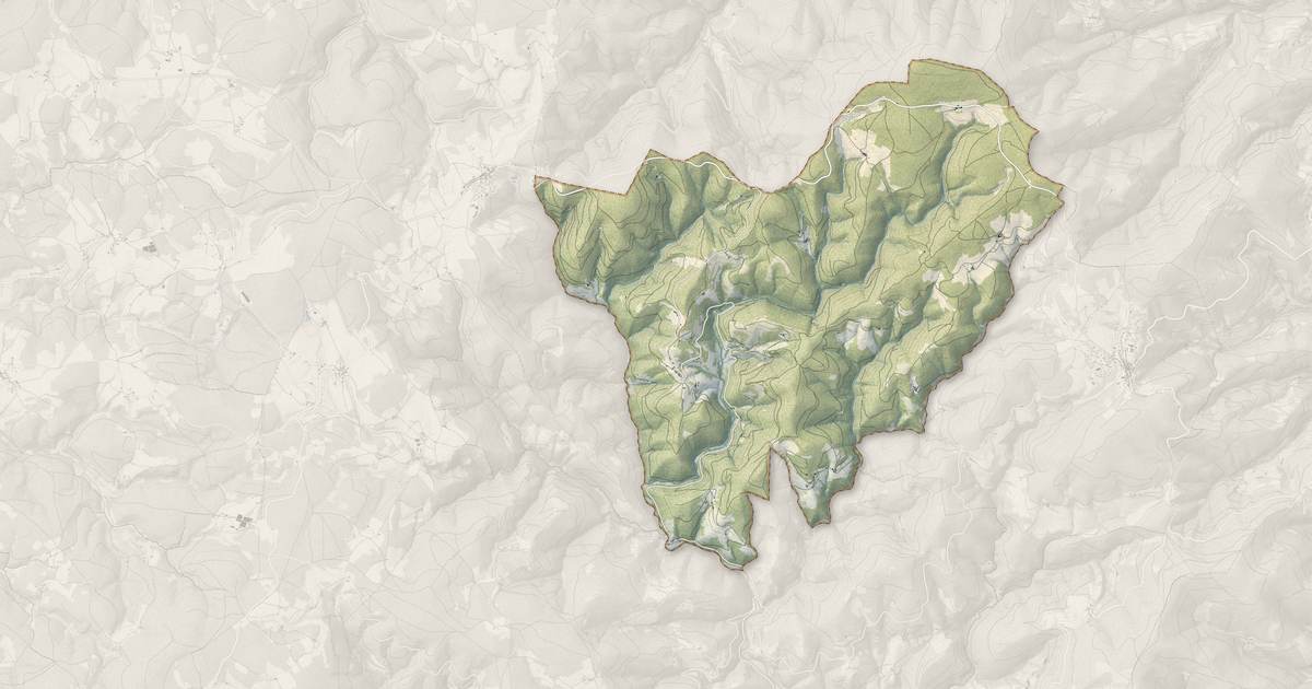 Portrait cartographique de Saint-Pierre-sur-Doux : relief, eau, forêts, bâti et voies, calculés à partir des données de l'IGN