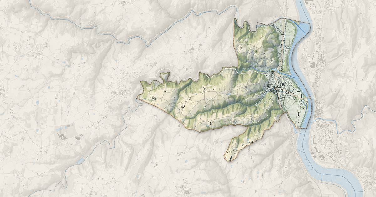 Portrait cartographique de Sarras : relief, eau, forêts, bâti et voies, calculés à partir des données de l'IGN