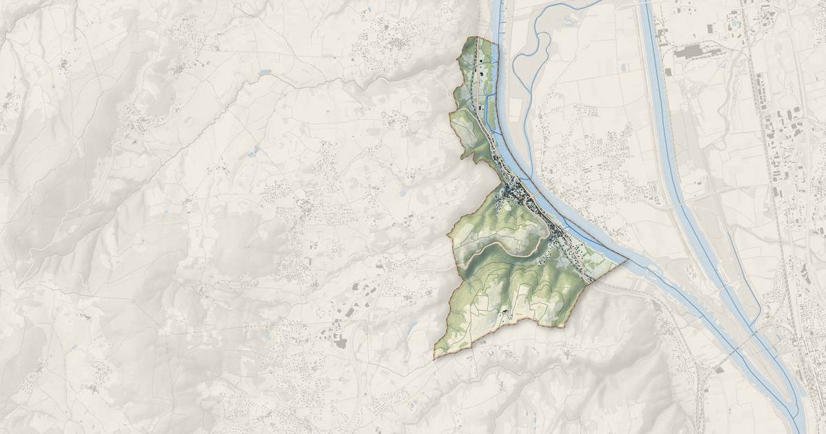 Portrait cartographique de Serrières : relief, eau, forêts, bâti et voies, calculés à partir des données de l'IGN