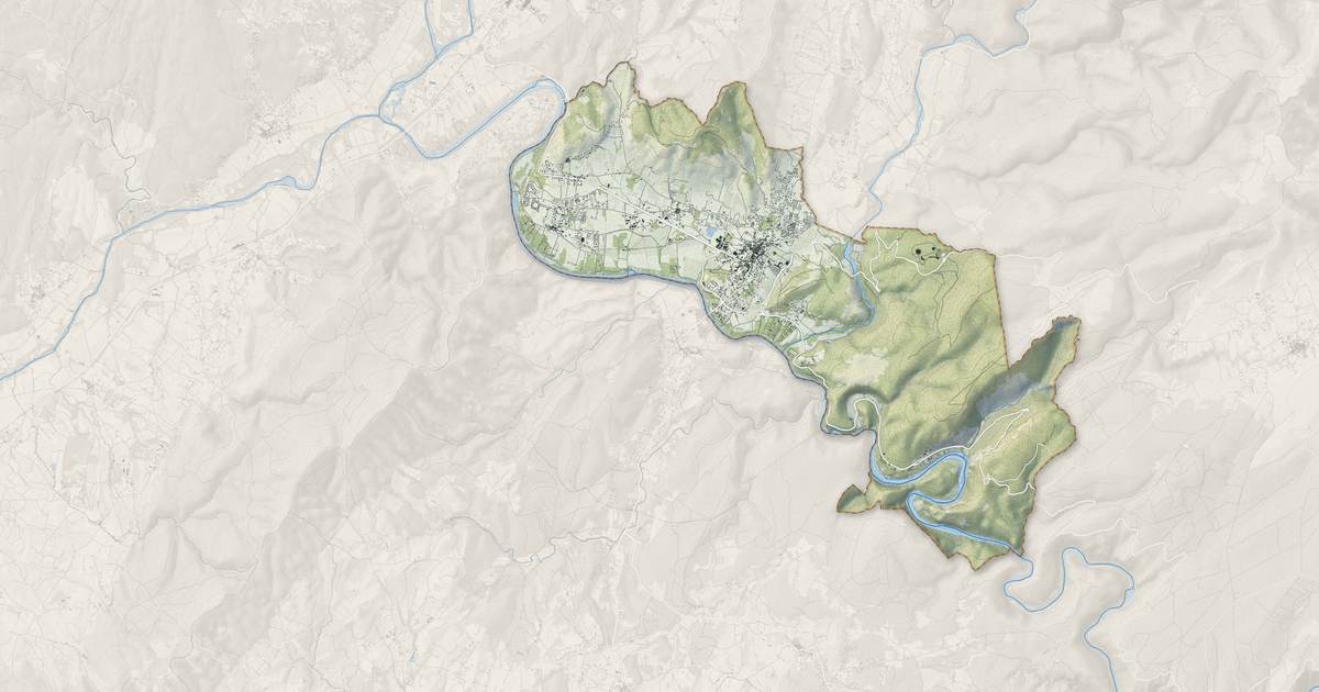 Portrait cartographique de Vallon-Pont-d'Arc : relief, eau, forêts, bâti et voies, calculés à partir des données de l'IGN