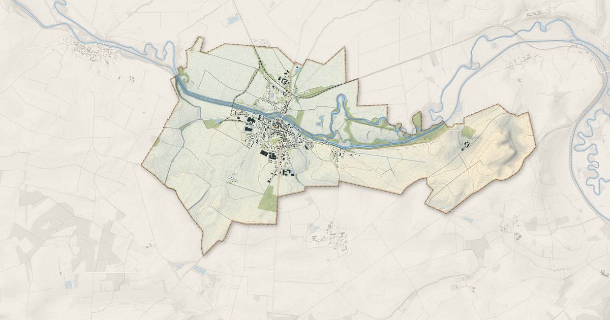 Portrait cartographique de Attigny : relief, eau, forêts, bâti et voies, calculés à partir des données de l'IGN