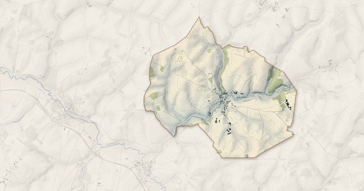 Portrait cartographique de Bossus-lès-Rumigny : relief, eau, forêts, bâti et voies, calculés à partir des données de l'IGN
