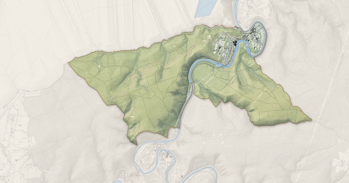 Portrait cartographique de Fumay : relief, eau, forêts, bâti et voies, calculés à partir des données de l'IGN