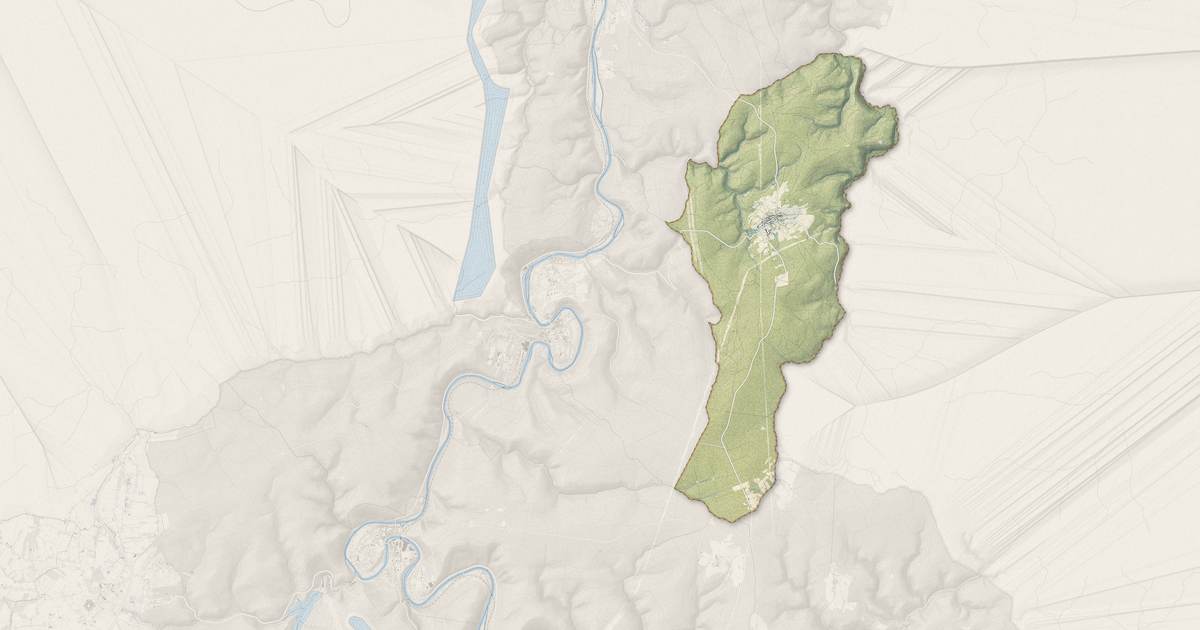 Portrait cartographique de Hargnies : relief, eau, forêts, bâti et voies, calculés à partir des données de l'IGN