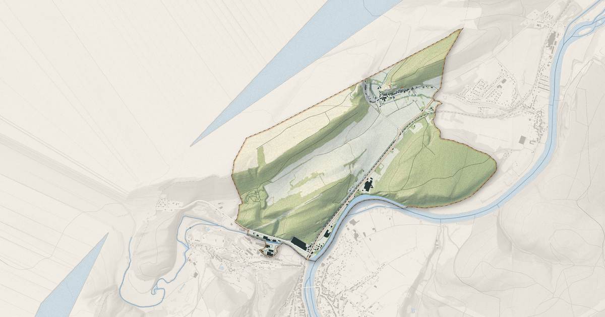 Portrait cartographique de Hierges : relief, eau, forêts, bâti et voies, calculés à partir des données de l'IGN