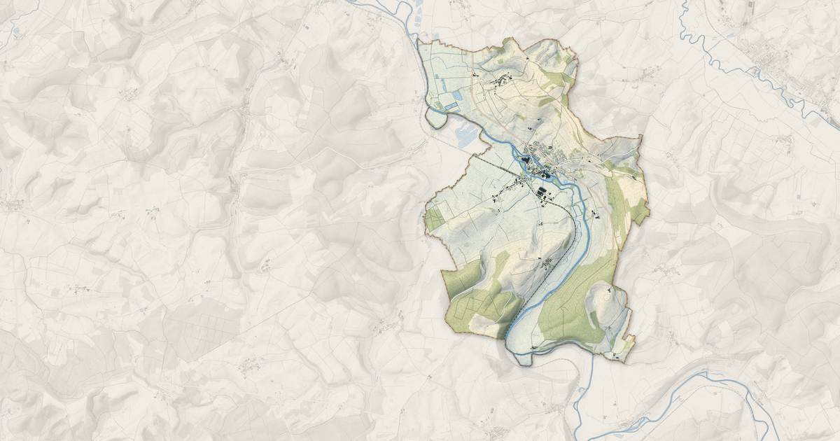Portrait cartographique de Mouzon : relief, eau, forêts, bâti et voies, calculés à partir des données de l'IGN