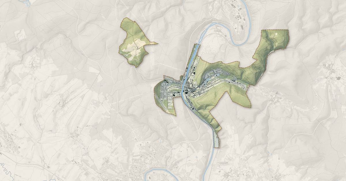 Portrait cartographique de Nouzonville : relief, eau, forêts, bâti et voies, calculés à partir des données de l'IGN