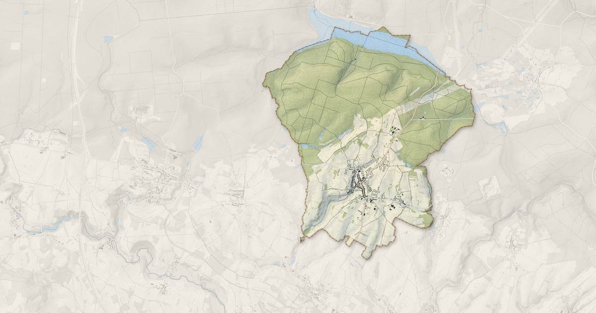 Portrait cartographique de Renwez : relief, eau, forêts, bâti et voies, calculés à partir des données de l'IGN