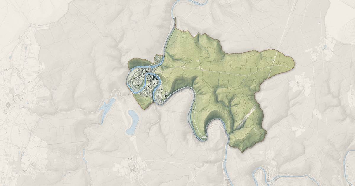Portrait cartographique de Revin : relief, eau, forêts, bâti et voies, calculés à partir des données de l'IGN