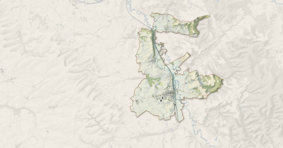 Portrait cartographique de Vouziers : relief, eau, forêts, bâti et voies, calculés à partir des données de l'IGN