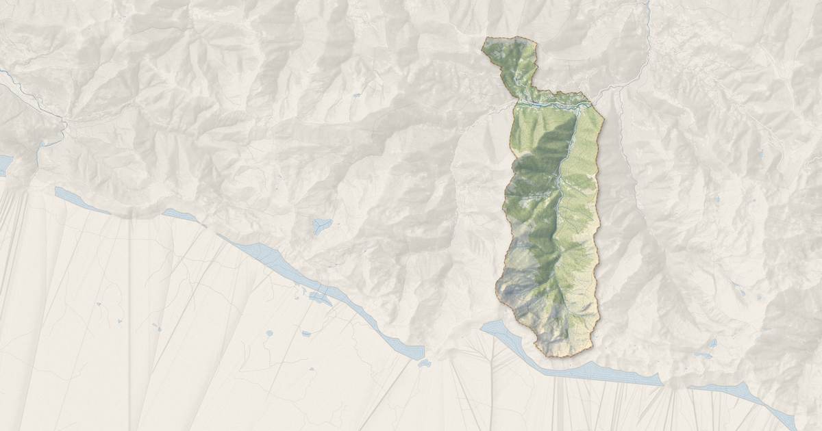 Portrait cartographique de Bonac-Irazein : relief, eau, forêts, bâti et voies, calculés à partir des données de l'IGN
