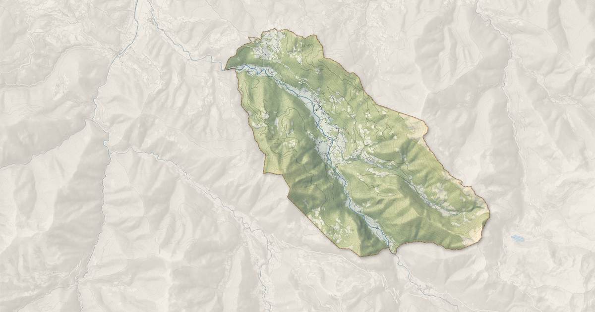 Portrait cartographique de Ercé : relief, eau, forêts, bâti et voies, calculés à partir des données de l'IGN