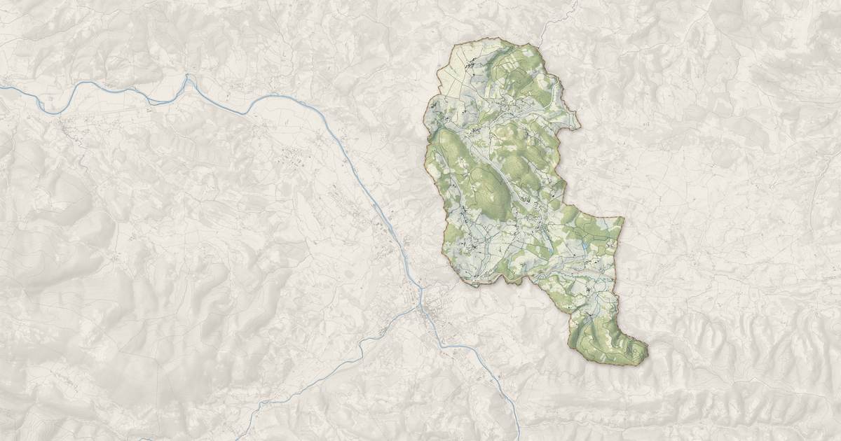 Portrait cartographique de Montjoie-en-Couserans : relief, eau, forêts, bâti et voies, calculés à partir des données de l'IGN