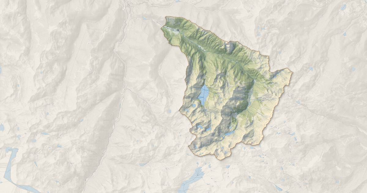 Portrait cartographique de Orlu : relief, eau, forêts, bâti et voies, calculés à partir des données de l'IGN
