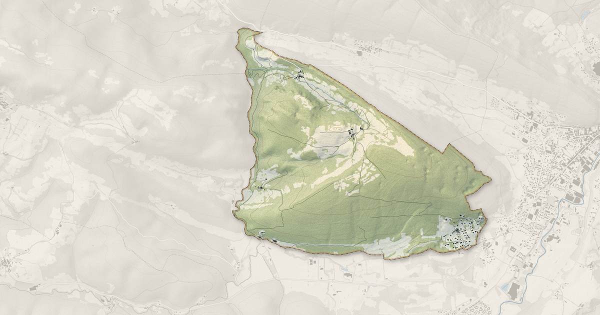 Portrait cartographique de Péreille : relief, eau, forêts, bâti et voies, calculés à partir des données de l'IGN