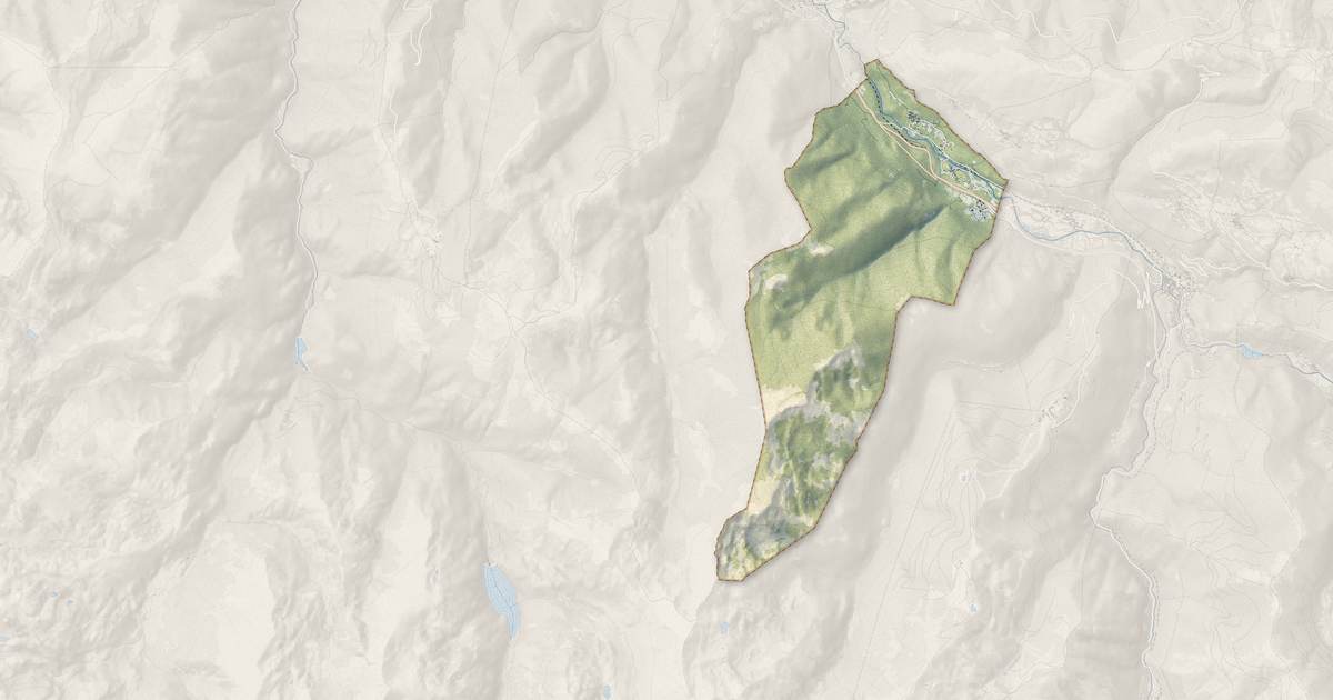 Portrait cartographique de Perles-et-Castelet : relief, eau, forêts, bâti et voies, calculés à partir des données de l'IGN