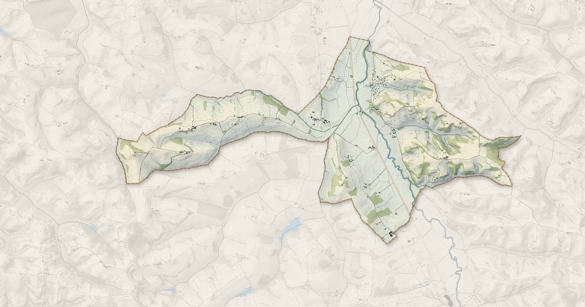 Portrait cartographique de Sainte-Suzanne : relief, eau, forêts, bâti et voies, calculés à partir des données de l'IGN